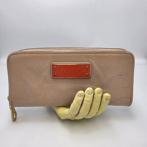 Marc by Marc Jacobs Beige Patent Leather Zip Around Wallet - Pre-Owned